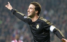 开云中国官网|足坛惊魂夜，巴萨3-2逆转捧杯，国米2-2葬送胜局，进攻风暴下的皇马与西超暗流涌动