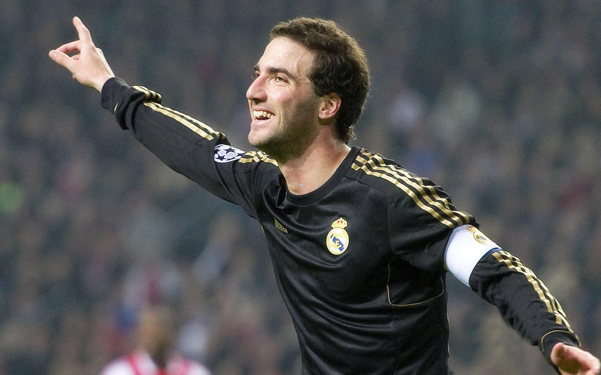 足坛惊魂夜，巴萨3-2逆转捧杯，国米2-2葬送胜局，进攻风暴下的皇马与西超暗流涌动